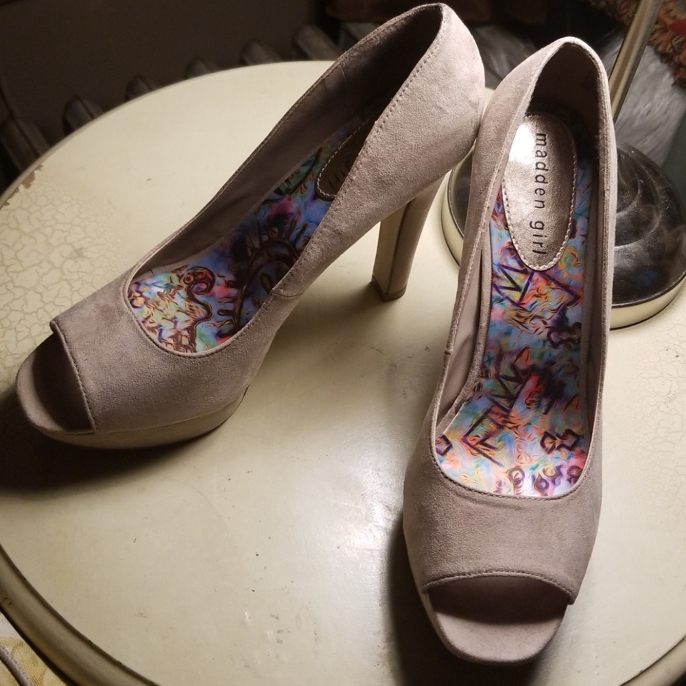 Heels - Picture 2 of 2